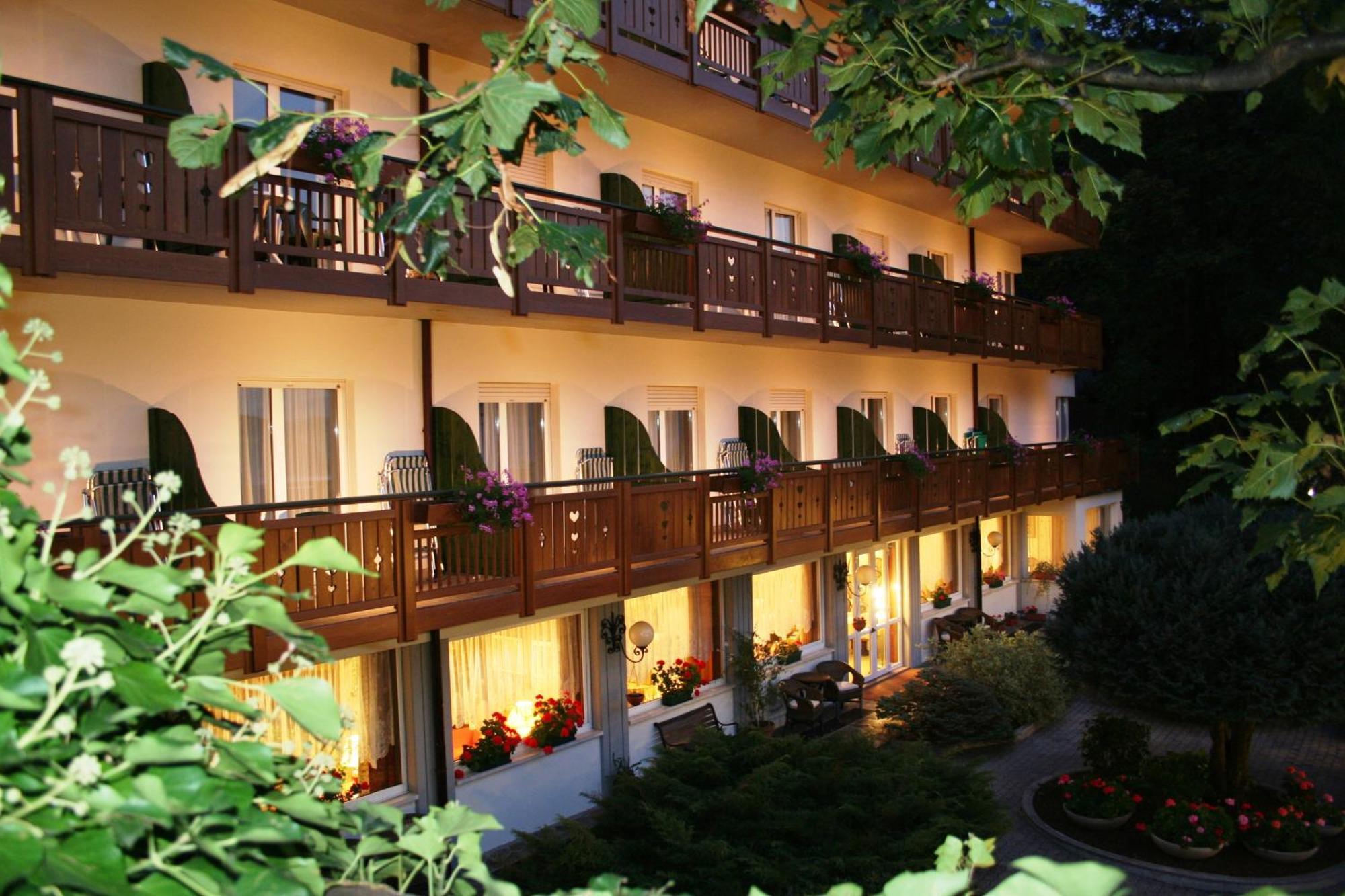 Hotel Miralago Wellness - Adults Only Molveno Exterior photo