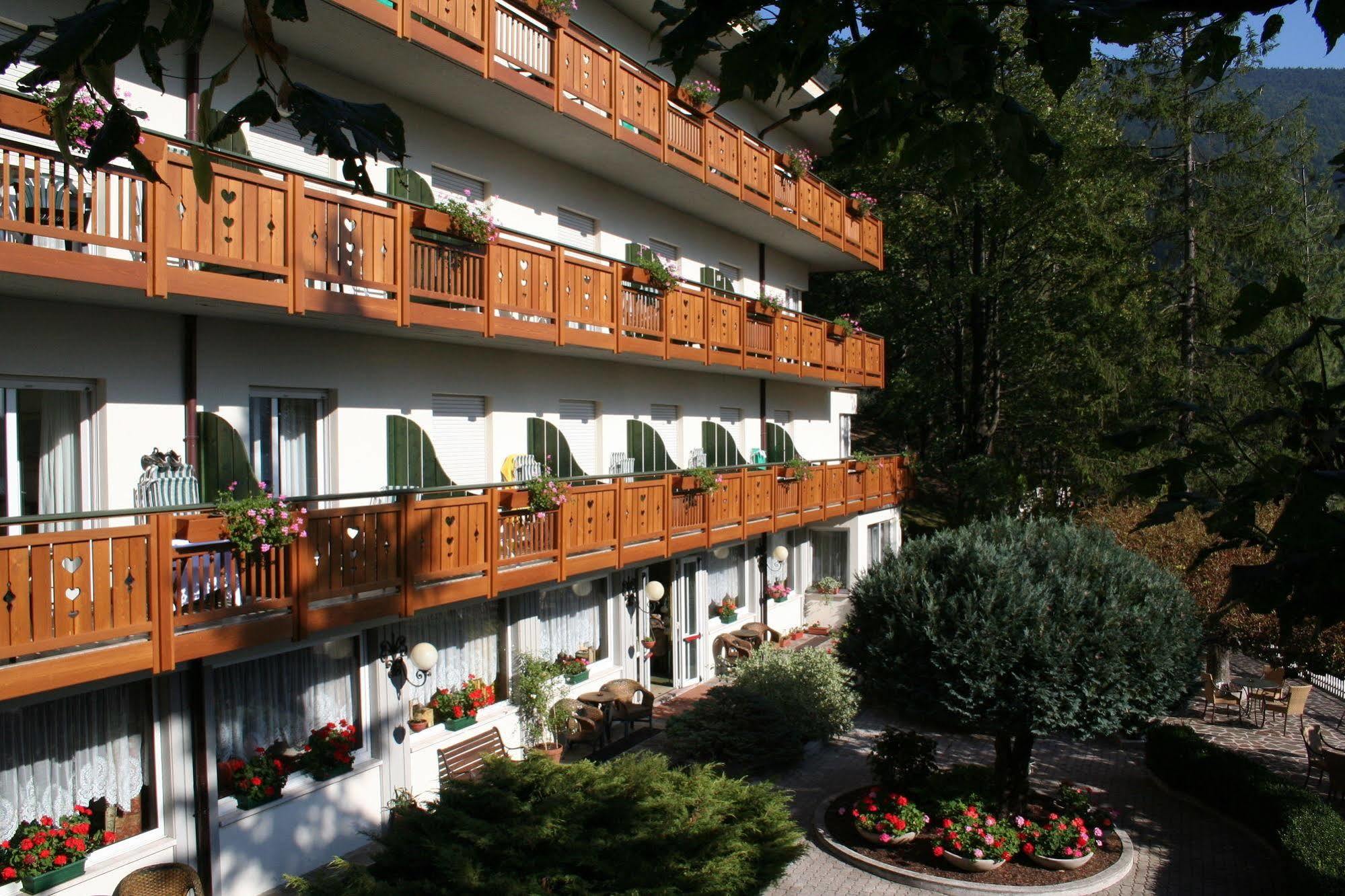 Hotel Miralago Wellness - Adults Only Molveno Exterior photo